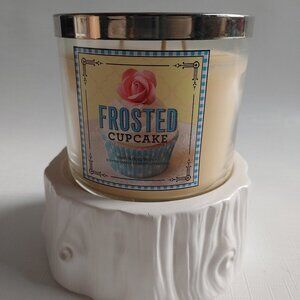 BATH and BODY WORKS FROSTED CUPCAKE Three Wick Candle 411g